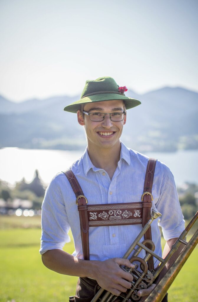 Bene mit Posaune vor dem Tegernsee